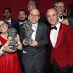 Gloria Ramos, Jesús Vidal y Javier Gutiérrez posan con el premio Goya /Foto: Gtres