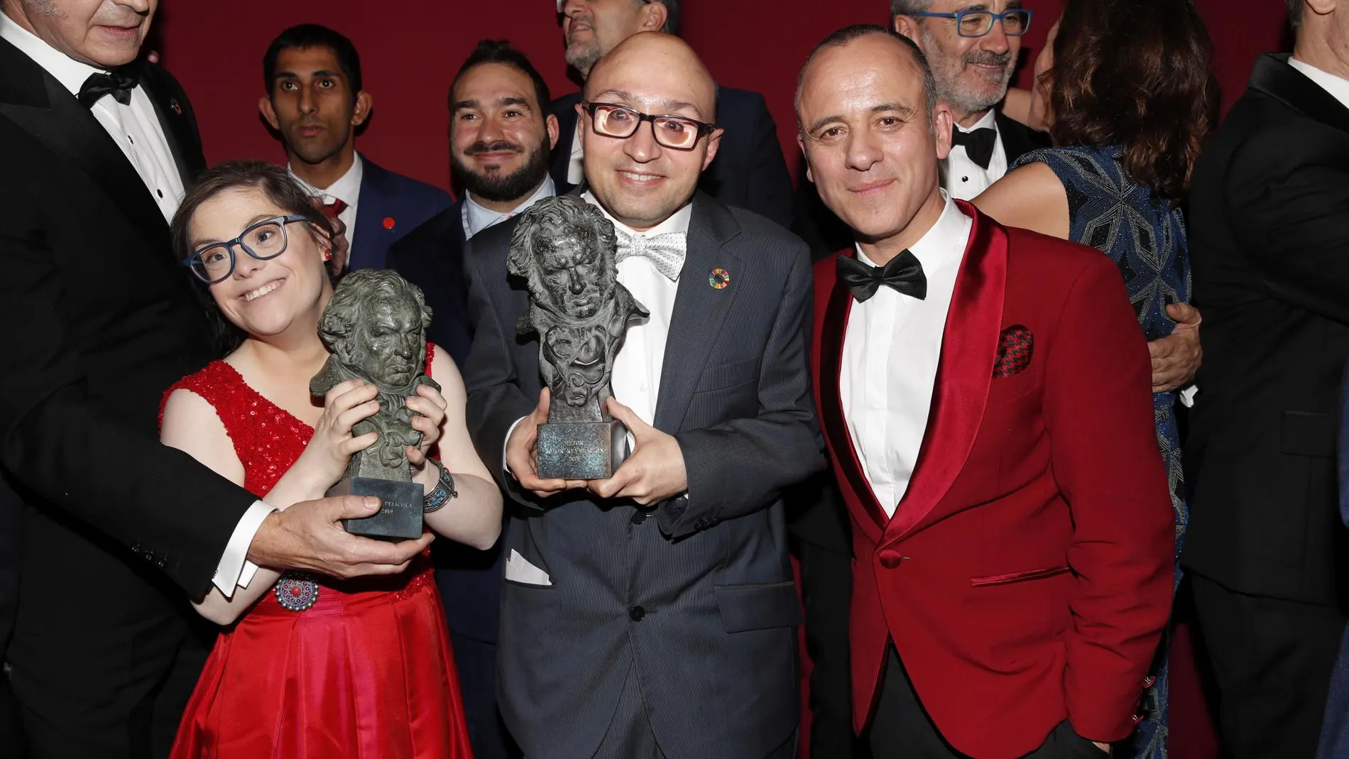 Gloria Ramos, Jesús Vidal y Javier Gutiérrez posan con el premio Goya /Foto: Gtres