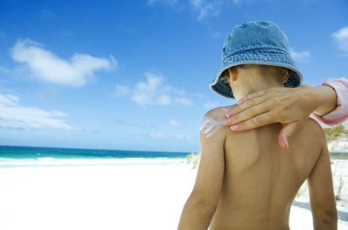 ¿Cómo debemos proteger a los niños del sol?