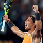 Rafa Nadal celebra la victoria ante Tsitsipas en la pista del Rod Laver Arena / Efe