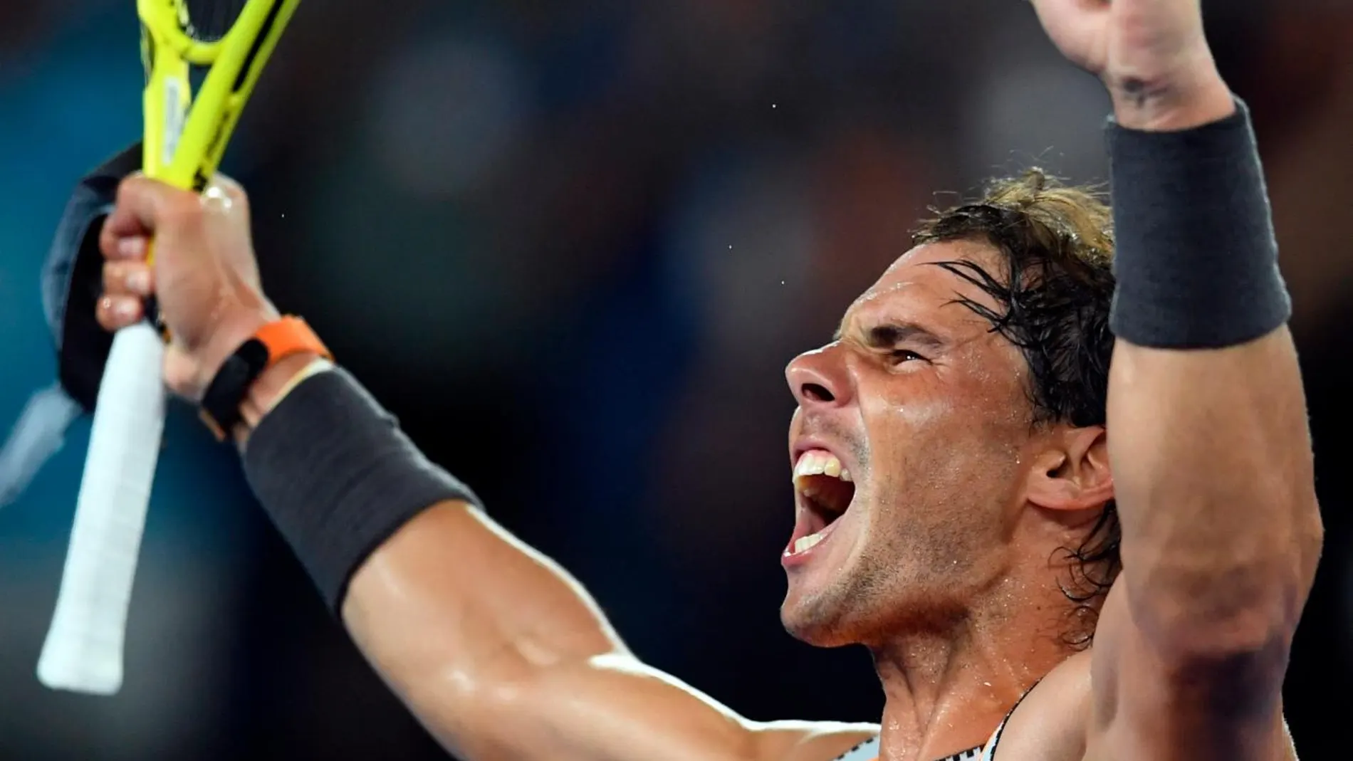 Rafa Nadal celebra la victoria ante Tsitsipas en la pista del Rod Laver Arena / Efe