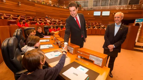 El presidente de las Cortes de Castilla y León, Ángel Ibáñez, saluda a uno de los jóvenes procuradores, en presencia de Pedro Puig Pérez