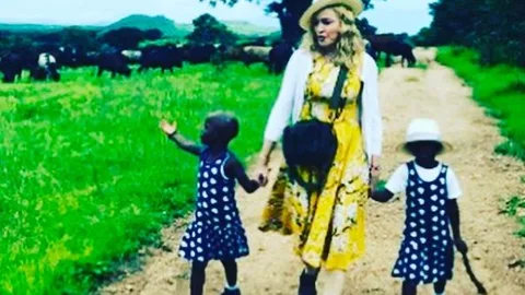 Madonna con sus hijas en la foto que ha publicado en Instagram