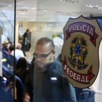 Usuarios acuden a reclamar sus pasaportes a una oficina de la Policía Federal