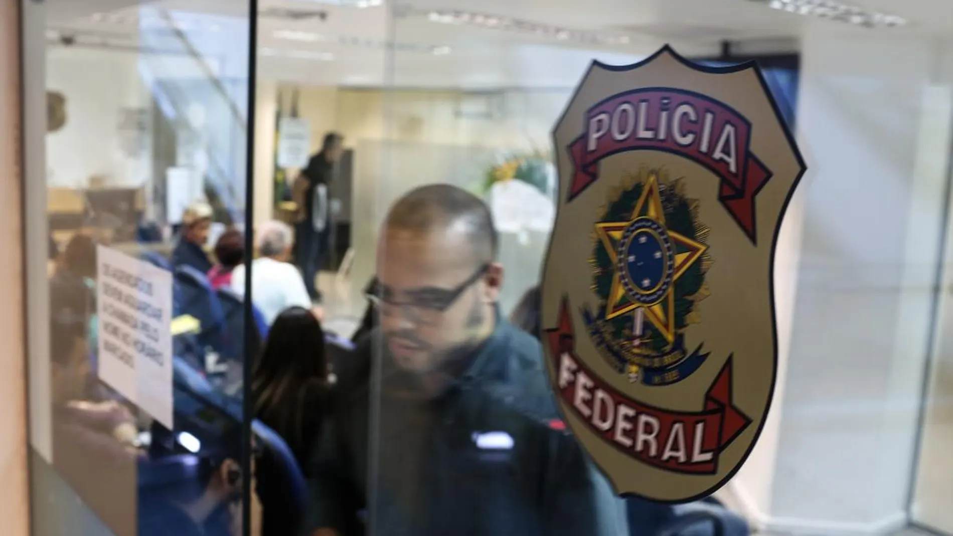 Usuarios acuden a reclamar sus pasaportes a una oficina de la Policía Federal