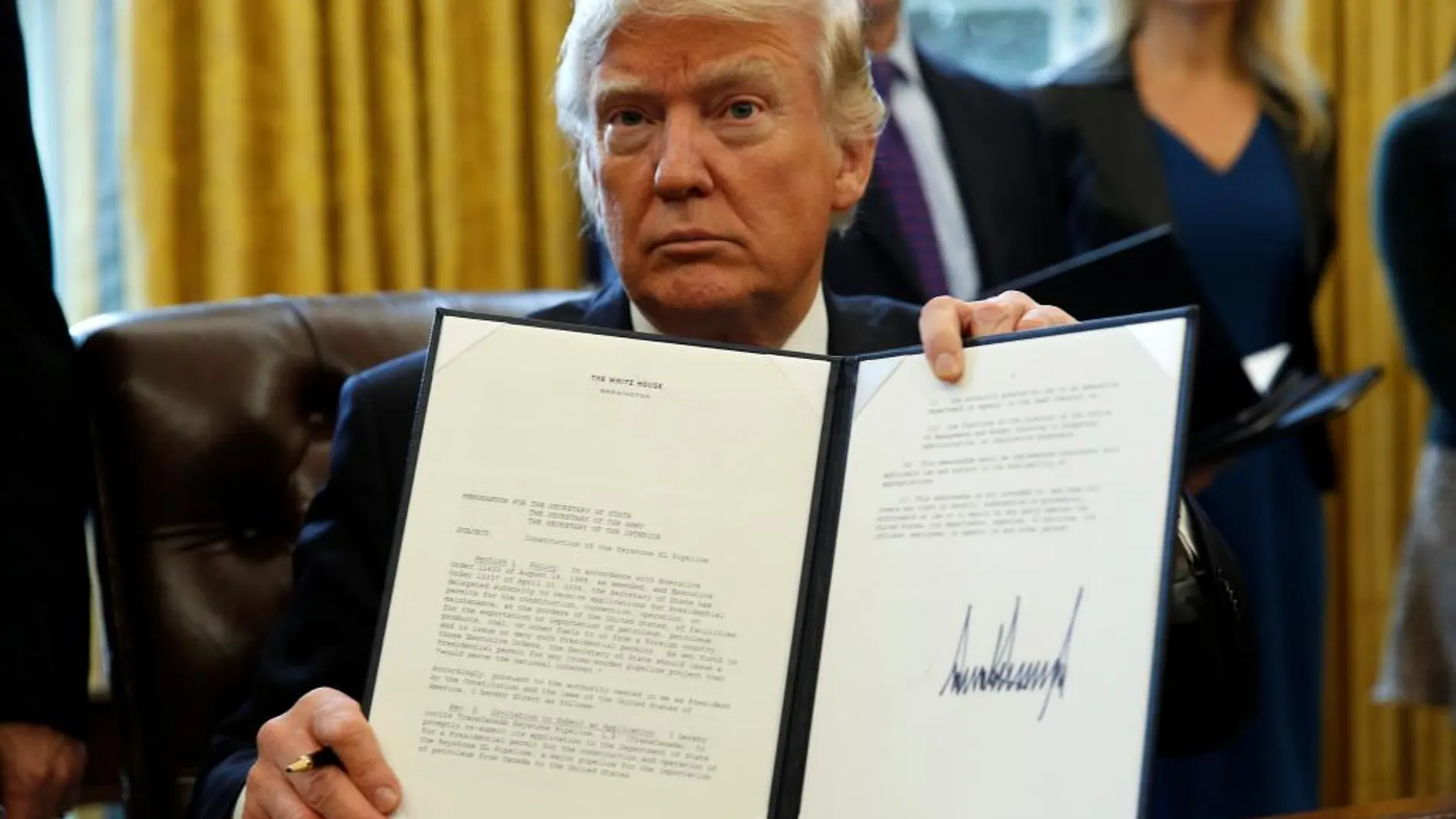 Donald Trump muestra la firma de la orden de los proyectos