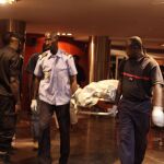 Personal de seguridad traslada el cadáver de una de las víctimas del ataque al hotel de Bamako