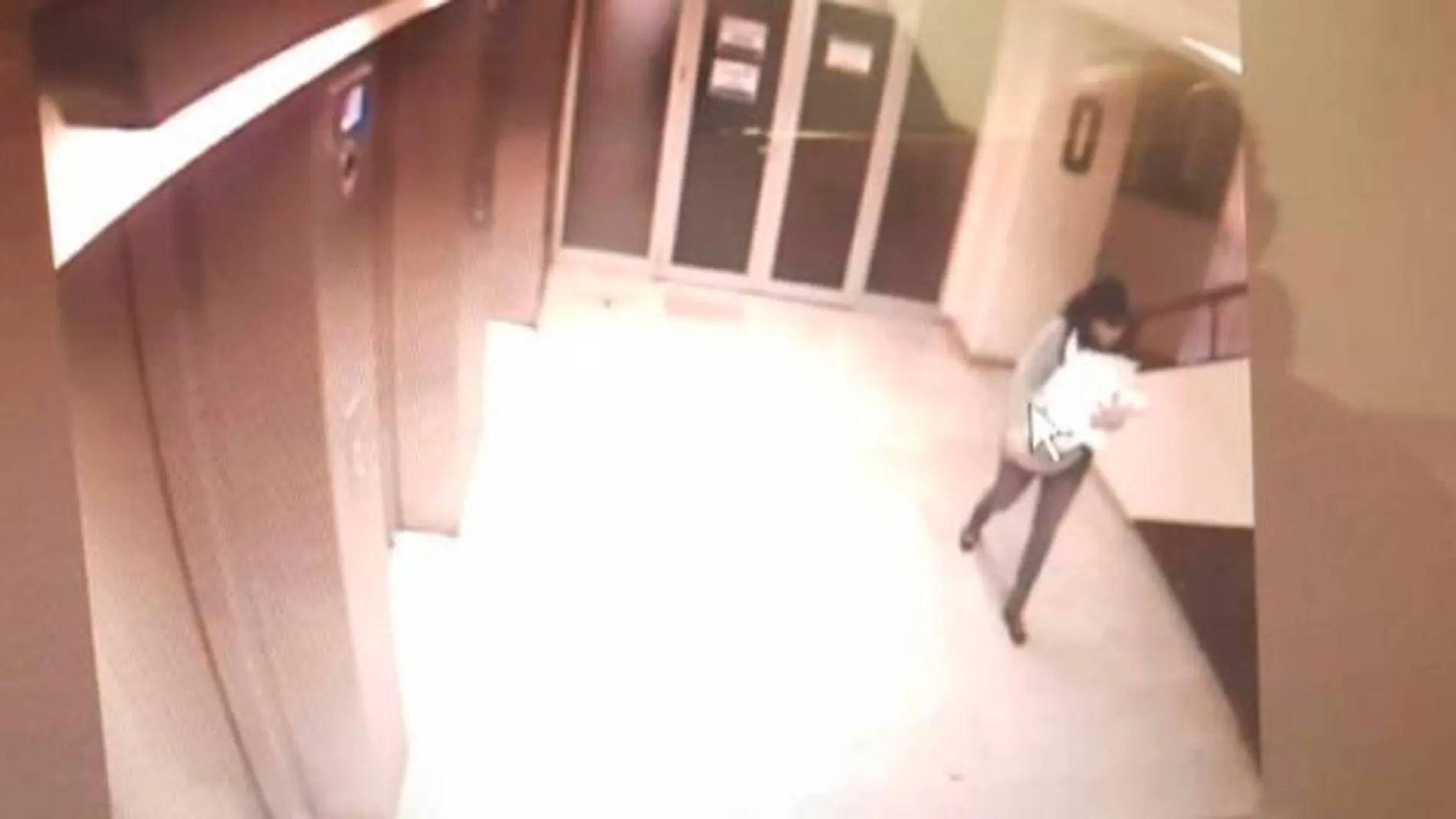 Imagen de una cámara de seguridad del Hospital Universitario de Guadalajara mientras raptaba al niño