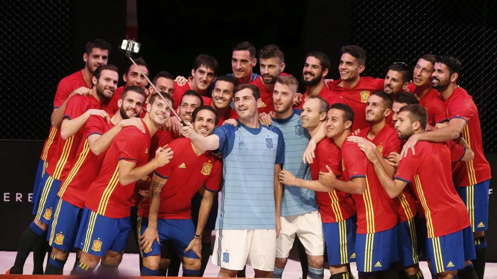 El portero y capitán de la selección española de fútbol Iker Casillas se hace un selfi con sus compañeros durante la presentación de la nueva equipación que utilizarán en la Eurocopa 2016