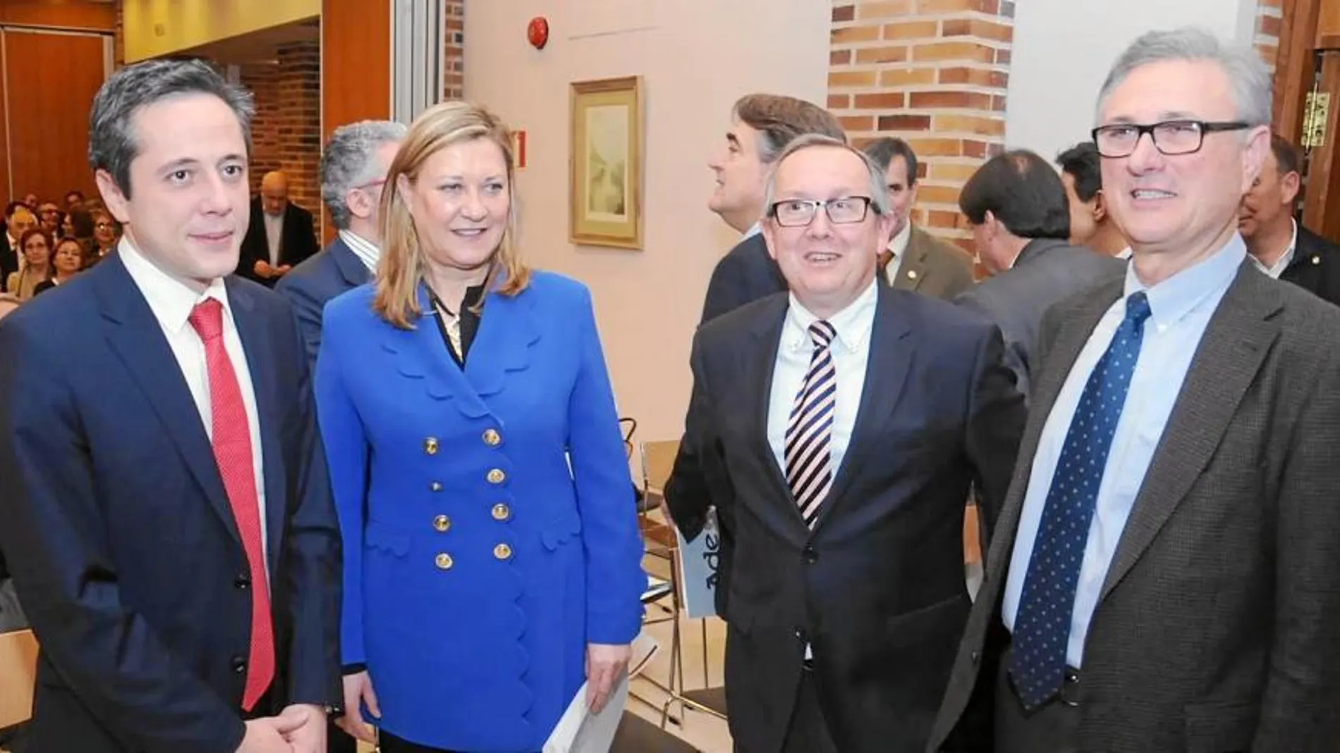Pilar del Olmo junto a Javier López. Félix Moracho y José Bayón en la clausura de la primera jornada del Congreso de Empresa Finanzas de la Fundación Caja Rural de Segovia