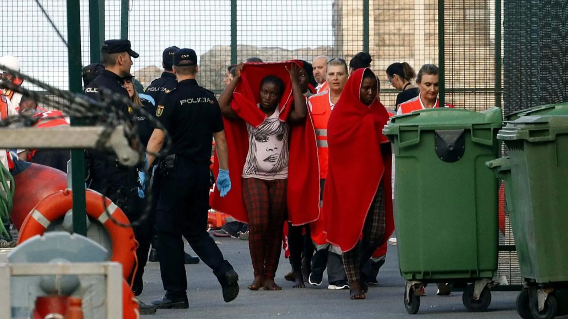 Llegada al puerto de Almería de 48 inmigrantes rescatados el jueves