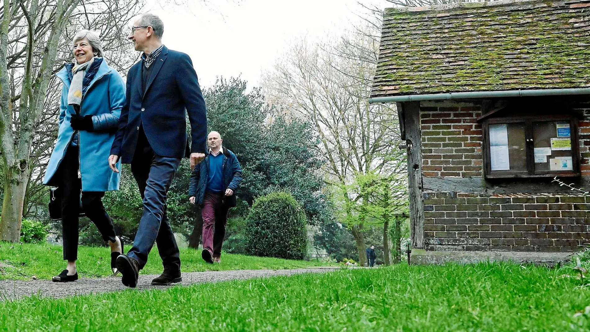Theresa May y su marido, Philip, no faltaron ayer a la ceremonia religiosa en High Wycombe / Reuters