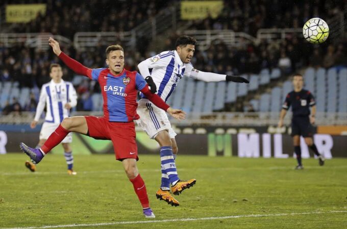 El delantero mexicano de la Real Sociedad Carlos Vela y el defensa del Levante Toño García durante el partido del pasado domingo en Anoeta