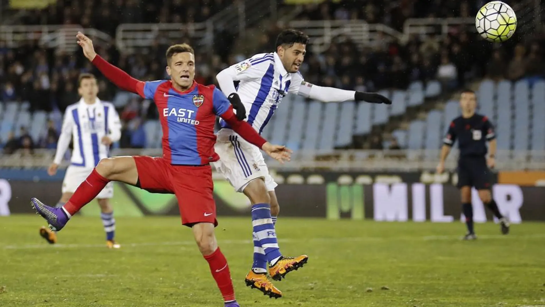 El delantero mexicano de la Real Sociedad Carlos Vela y el defensa del Levante Toño García durante el partido del pasado domingo en Anoeta
