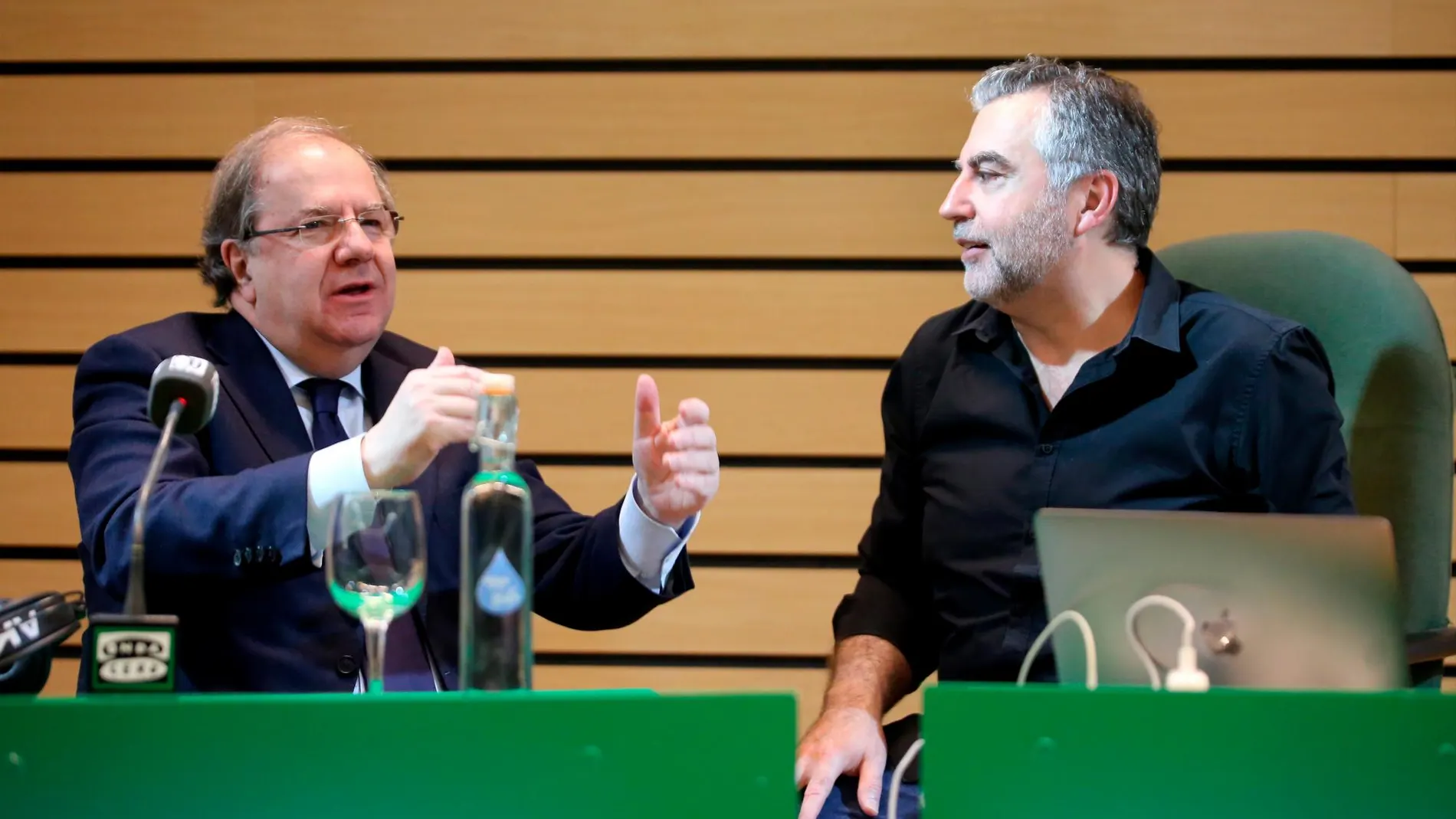 El presidente de Castilla y León, Juan Vicente Herrera, conversa animadamente con Carlos Alsina, durante su programa «Más de uno» de Onda Cero, celebrado en Valladolid