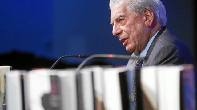 El Nobel atacó la prensa del corazón y defendió los periódicos