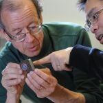 Arto Nurmikko y su colaborador, Ming Yin, examinan su prototipo inalámbrico