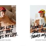 Carteles publicitarios de la iniciativa que promueve el uso del casco por ciclistas con modelos de ambos sexos en ropa interior
