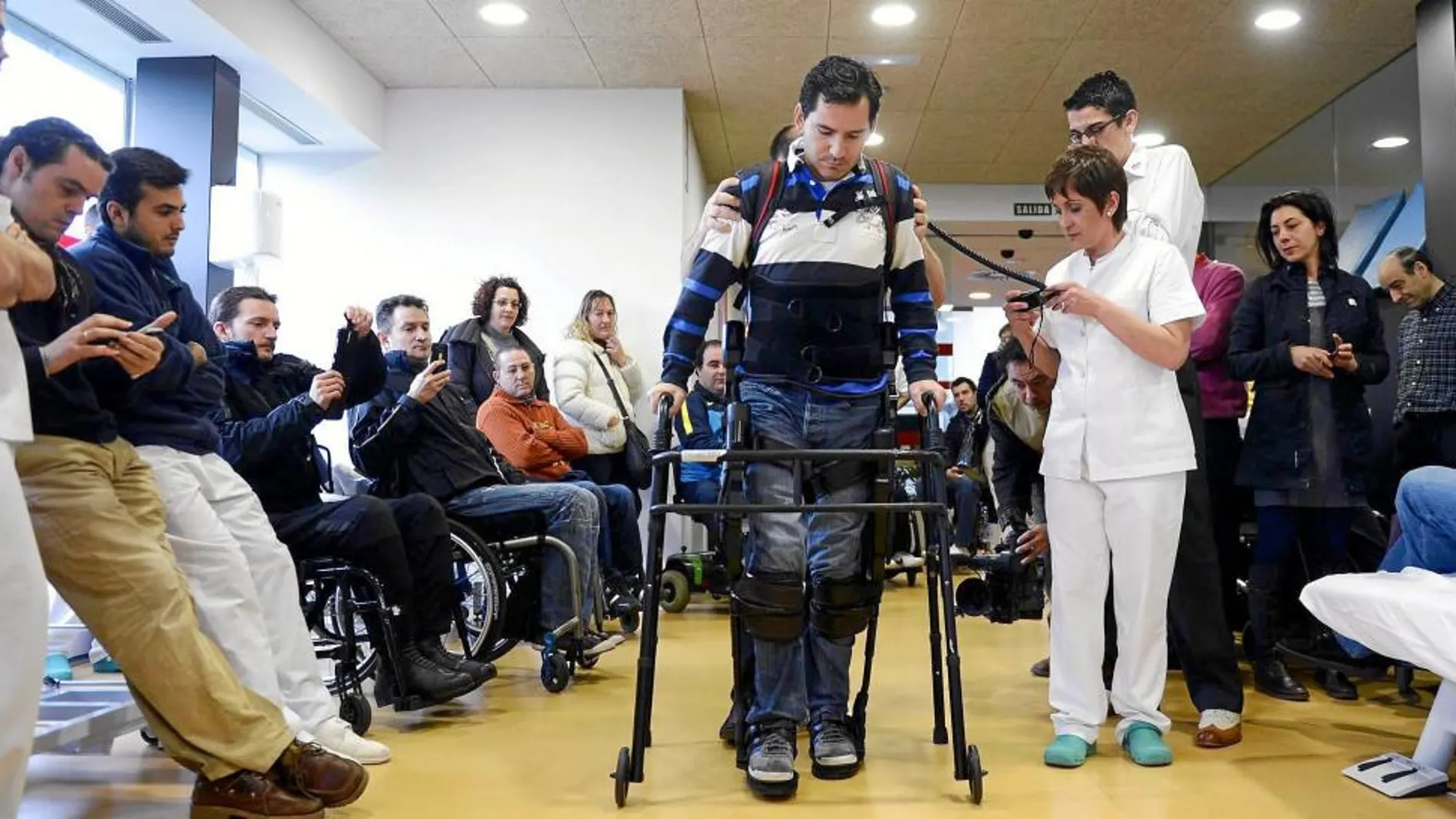 Ángel Bastardo, durante la prueba del «Esoesqueleto», bajo la supervisión de la directora del Centro de Rehabilitación de Aspaym en Valladolid, Anabel Pérez