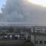 La explosión de un depósito de municiones de las Fuerzas Armadas ha dejado una gran nube de humo en Balakiya (Ucrania)