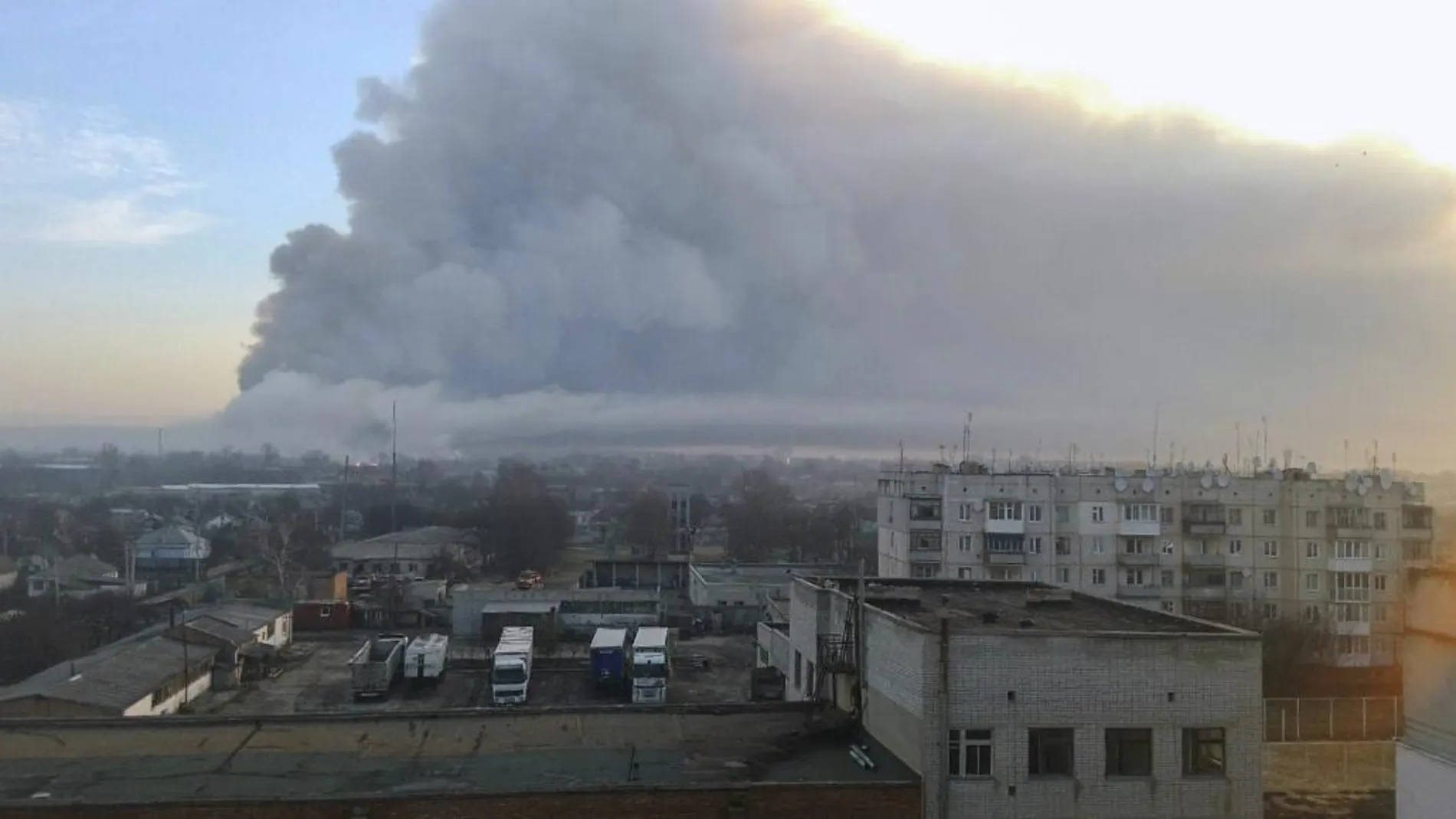 La explosión de un depósito de municiones de las Fuerzas Armadas ha dejado una gran nube de humo en Balakiya (Ucrania)