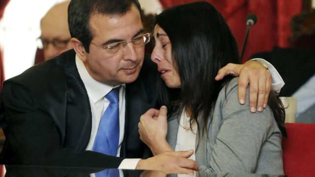 La policía local Raquel Gago, en una imagen del juicio es consolada por su abogado