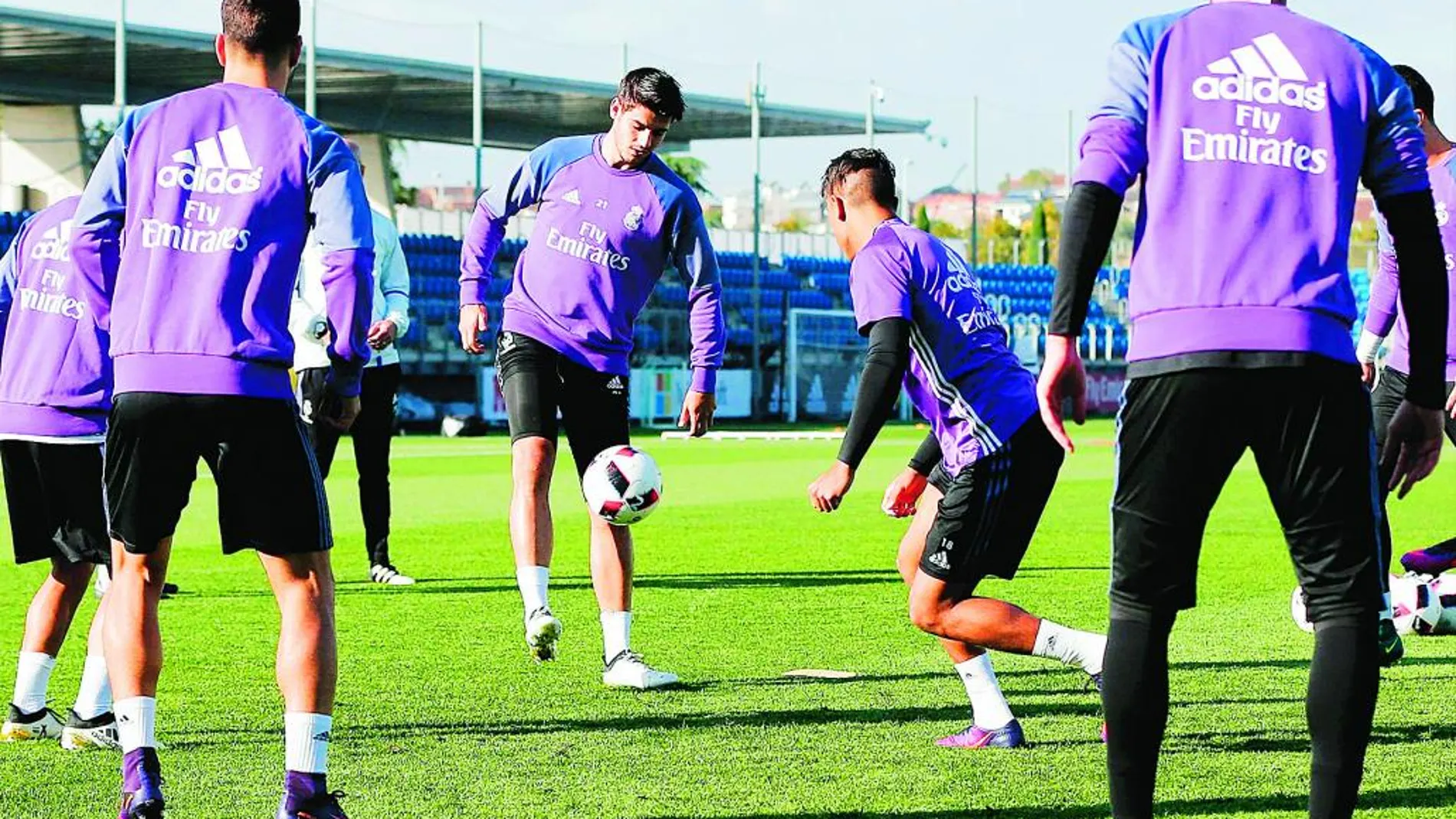 Morata golpea el balón, en un rondo en el entrenamiento de ayer del Real Madrid. El delantero va a ser titular hoy en el primer partido de la Copa del Rey