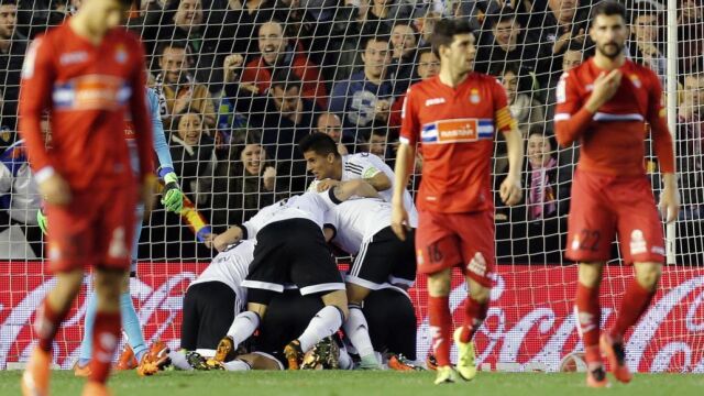 Los jugadores del Valencia celebran el segundo gol del equipo valencianista