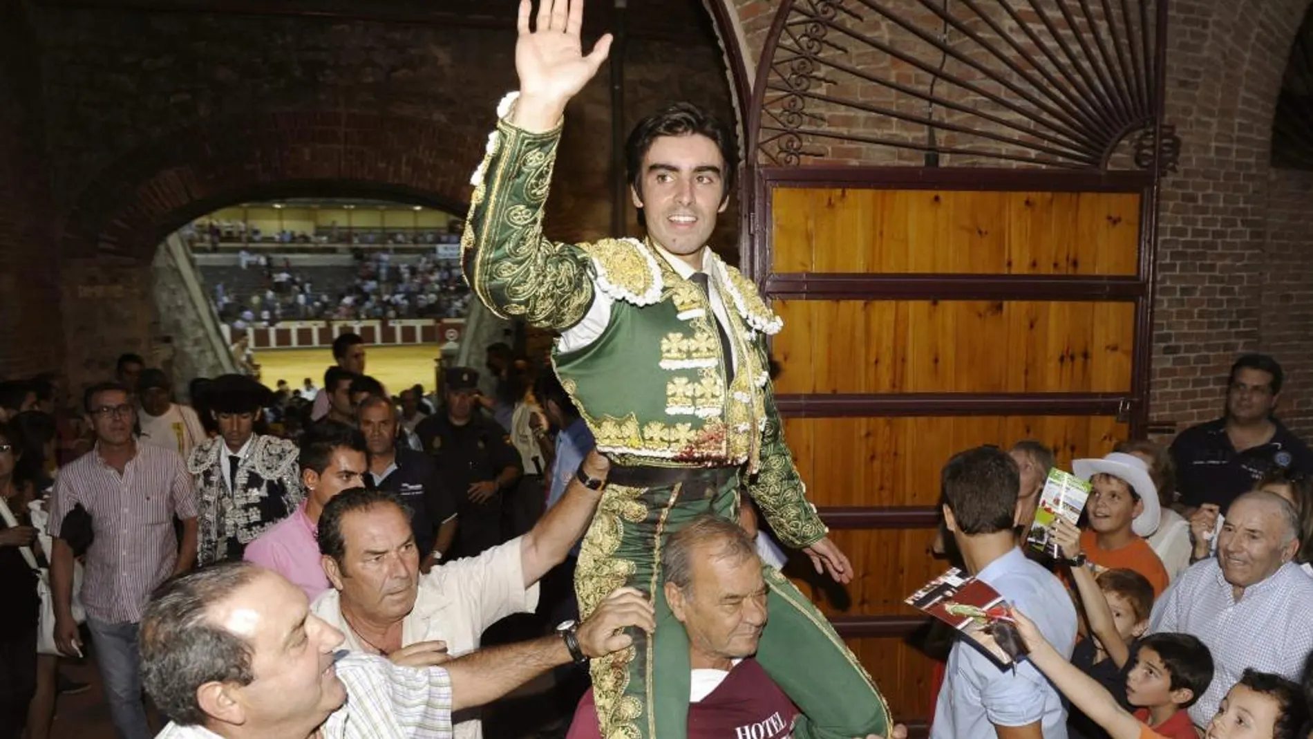 Miguel Ángel Perera sale a hombros de la plaza de Valladolid en la feria del año pasado