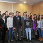 Fernández Carriedo y Jorge Vijuesca posan con varios alumnos premiados en el programa de emprendimiento