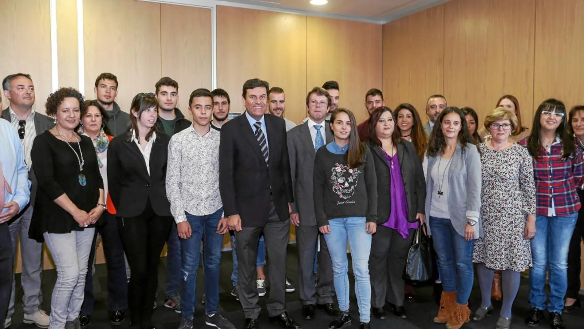 Fernández Carriedo y Jorge Vijuesca posan con varios alumnos premiados en el programa de emprendimiento