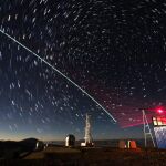 El satélite Micius en acción, intercambiando fotones con la Tierra