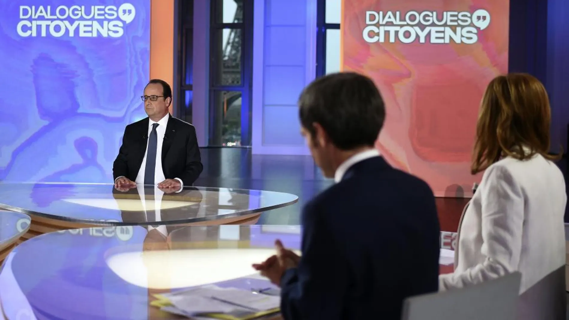 El presidente François Hollande, durante la entrevista de anoche en la cadena pública France 2