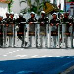 La Guardia Nacional Bolivariana protege la sede del Comando Regional Número 5 de Caracas ante la llegada de un grupo de opositores al régimen de Nicolás Maduro / Efe