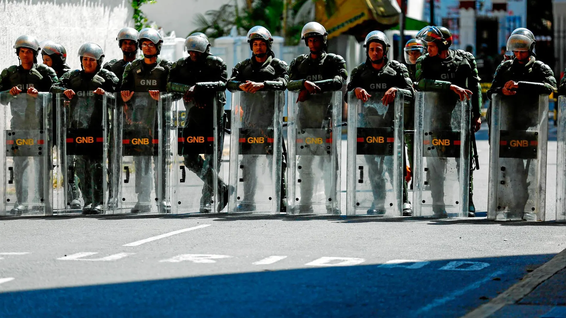 La Guardia Nacional Bolivariana protege la sede del Comando Regional Número 5 de Caracas ante la llegada de un grupo de opositores al régimen de Nicolás Maduro / Efe