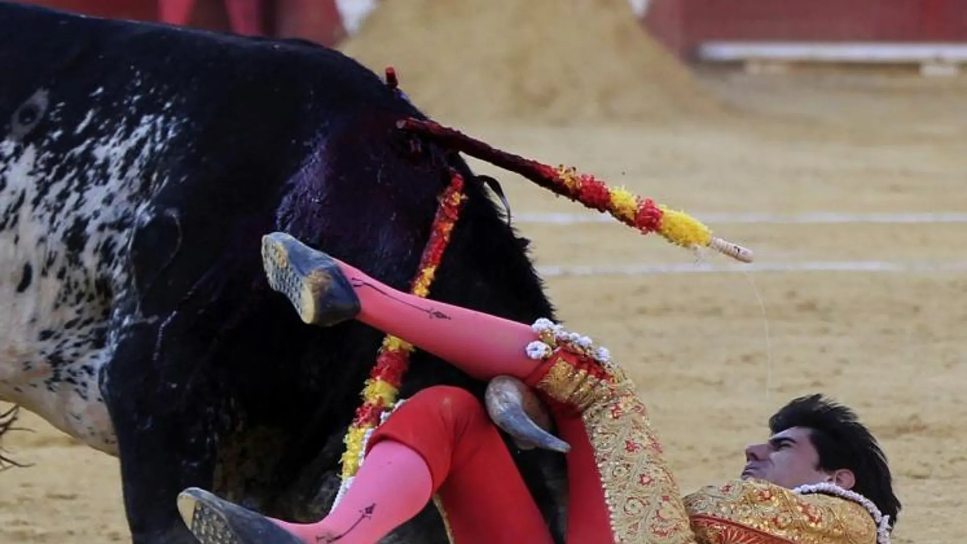 Víctor Barrio en el momento de sufrir una grave cogida en el tercer toro de la tarde.