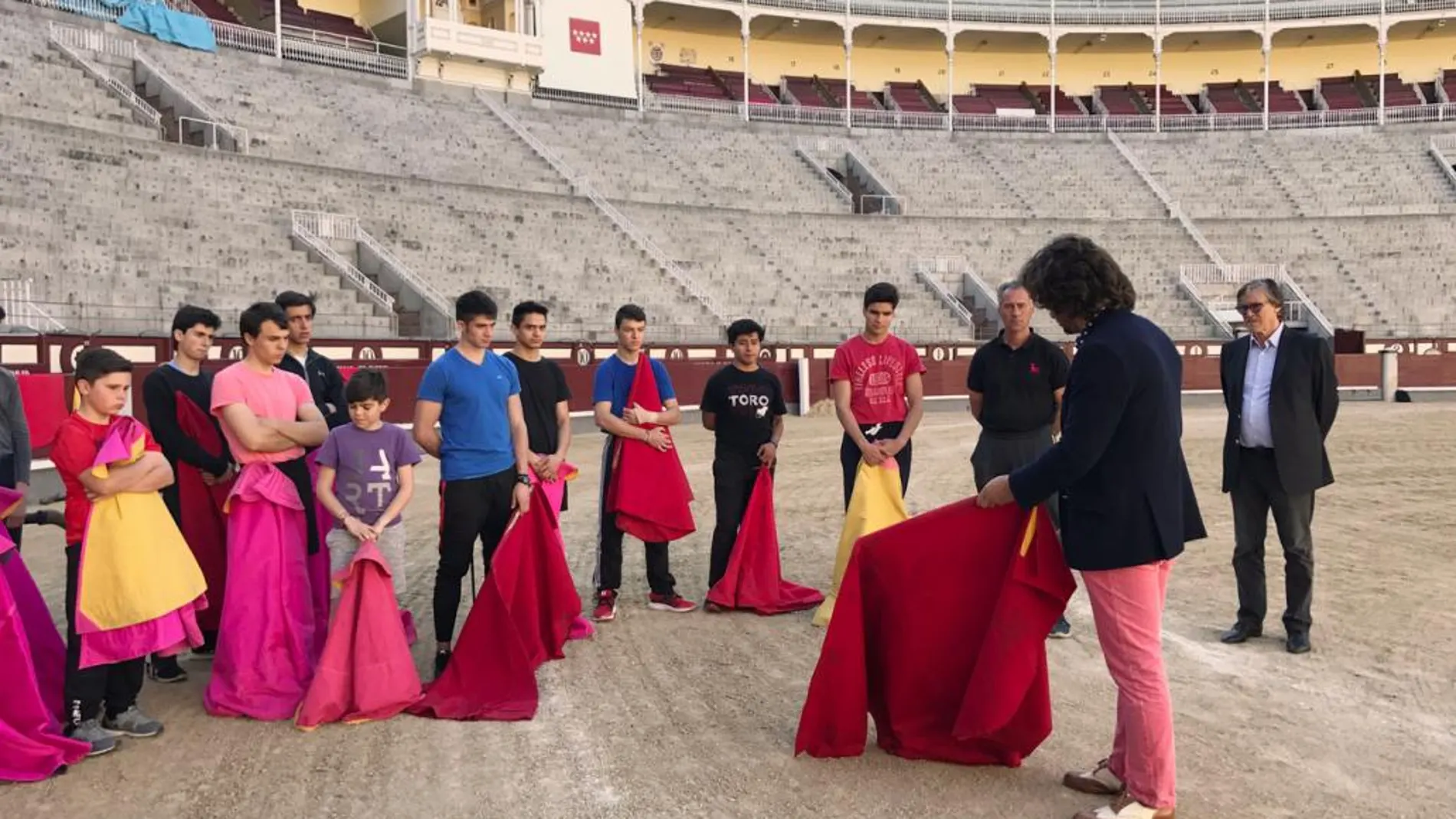 Morante de la Puebla, junto a los alumnos de la escuela, en Las Ventas