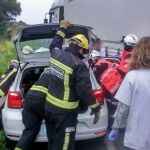 Imagen de la actuación de los bomberos en el lugar del accidente