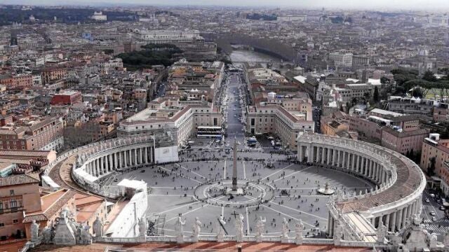 Vista del Vaticano y de la ciudad de Roma desde la cúpula de la basílica de San Pedro
