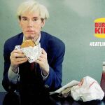 El artista Andy Warhol come una hamburguesa en el vídeo de 1982 utilizado por una empresa de comida rápida en su anuncio millonario para la Super Bowl. Foto: Burguer king vía AP