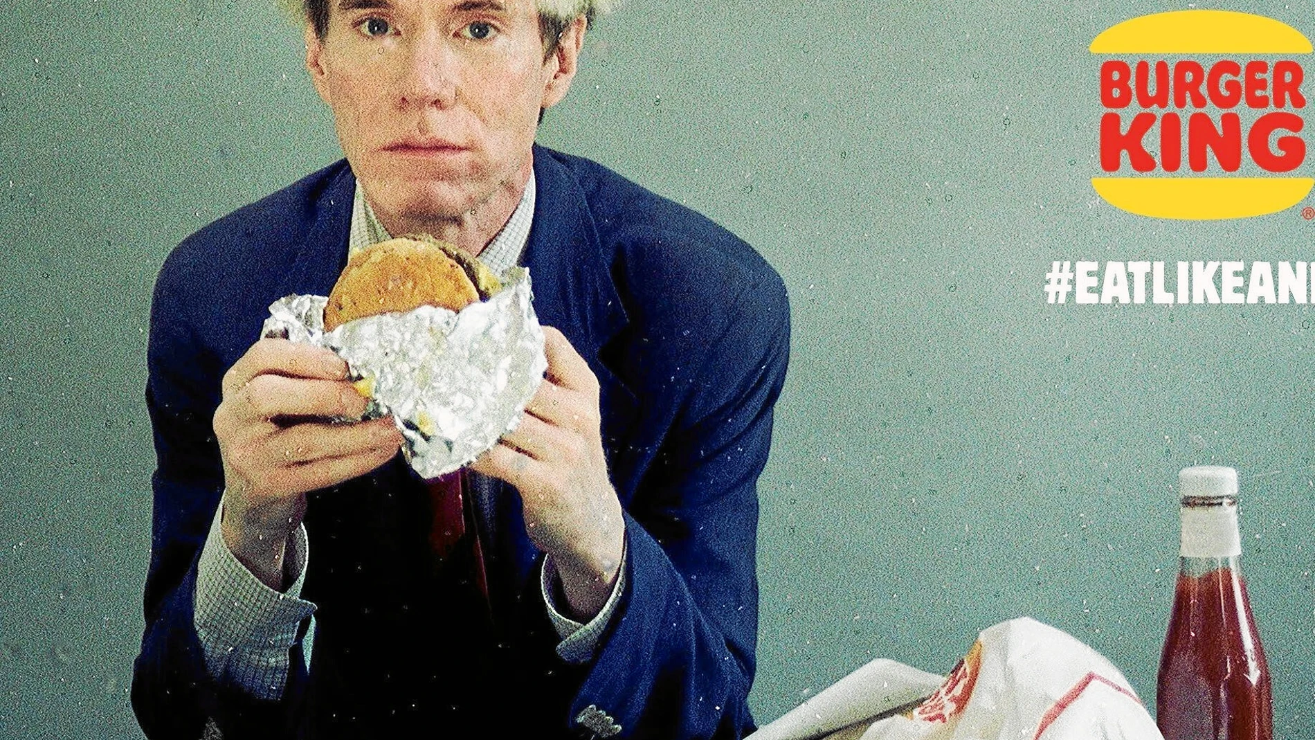 El artista Andy Warhol come una hamburguesa en el vídeo de 1982 utilizado por una empresa de comida rápida en su anuncio millonario para la Super Bowl. Foto: Burguer king vía AP