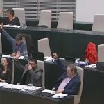 El delegado de Economía y Hacienda, Carlos Sánchez Mato, se ha tapado la nariz mientras sostenía el brazo en alto