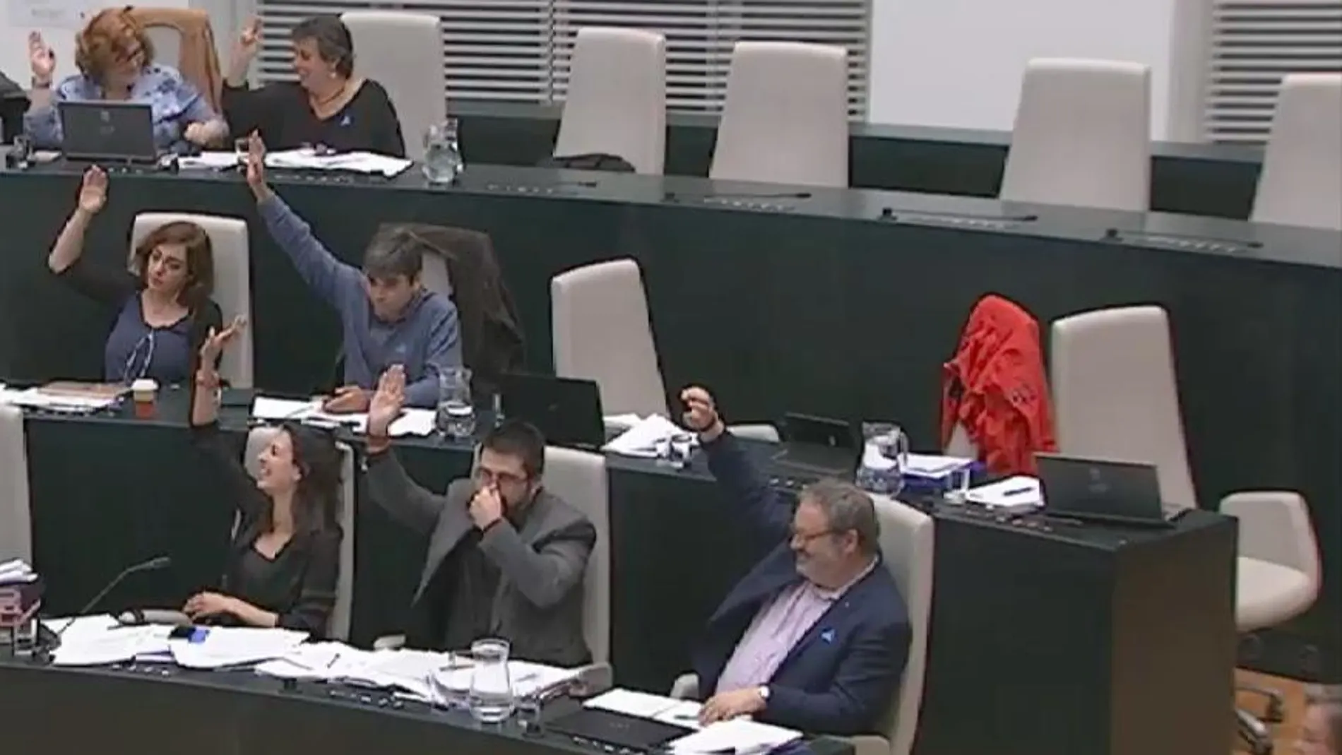 El delegado de Economía y Hacienda, Carlos Sánchez Mato, se ha tapado la nariz mientras sostenía el brazo en alto