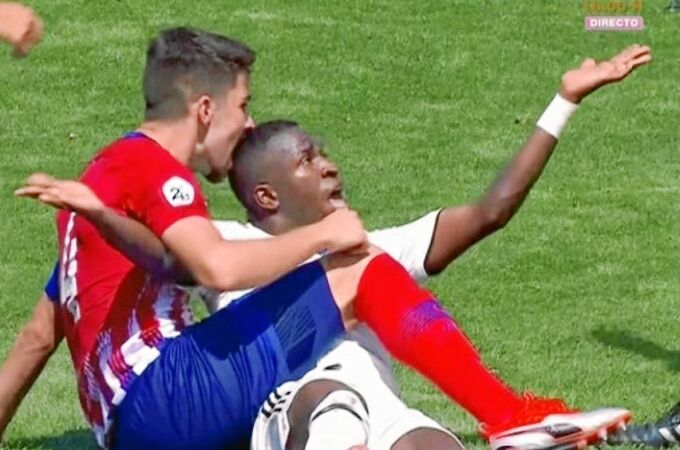 Vinicius protesta al colegiado tras ser derribado y posteriormente mordido por el capitán del Atlético Alberto Rodríguez «Tachi»