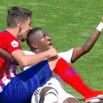 Vinicius protesta al colegiado tras ser derribado y posteriormente mordido por el capitán del Atlético Alberto Rodríguez «Tachi»