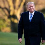Donald Trump camina sonriente por la Casa Blanca / Ep