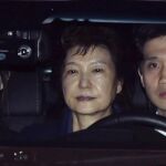 La expresidenta surcoreana Park Geun-hye (en el centro), llega al centro de detención anoche