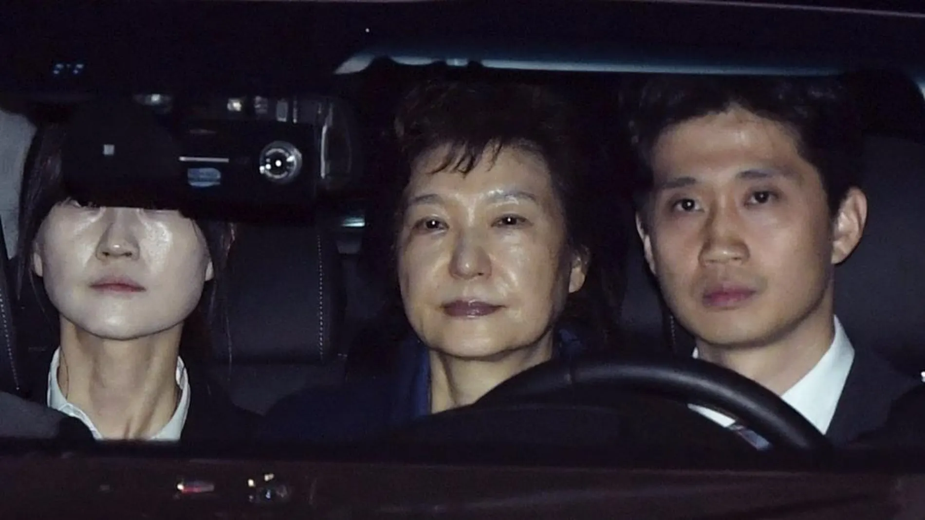 La expresidenta surcoreana Park Geun-hye (en el centro), llega al centro de detención anoche