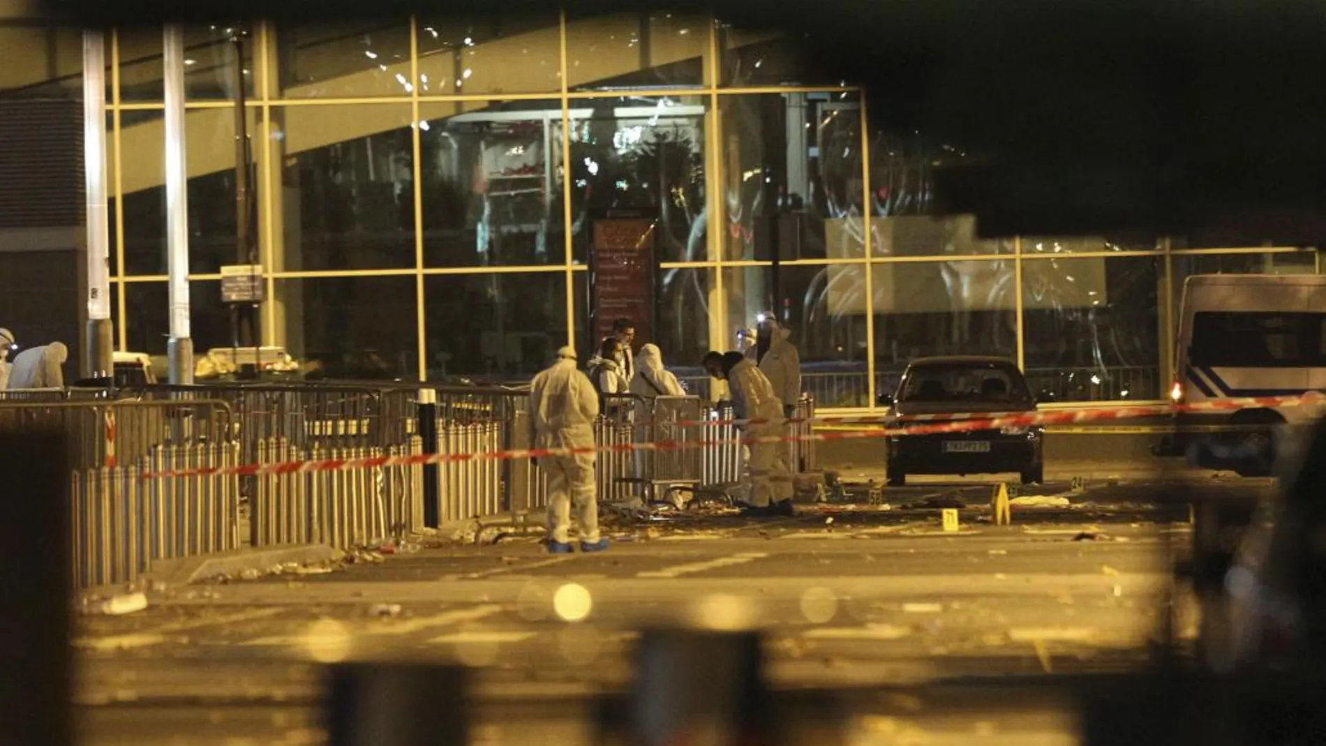 Exterior del Estadio de Francia tras la explosión.