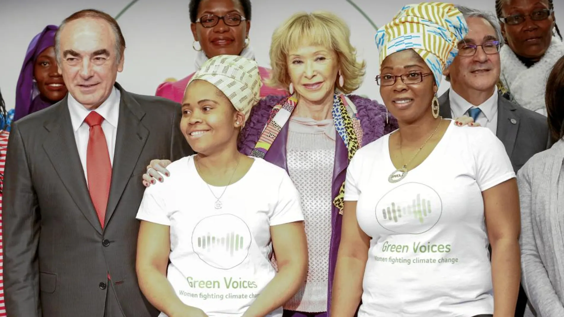 José Antonio Villasante, María Teresa Fernández de la Vega y José M. Sanz, junto a mujeres de Voces Verdes